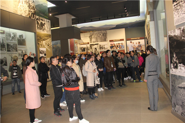 參觀九間棚黨性教育基地