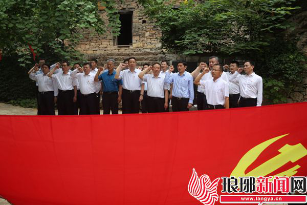 魯南制藥集團(tuán)到九間棚精神紀(jì)念館開展主題教育